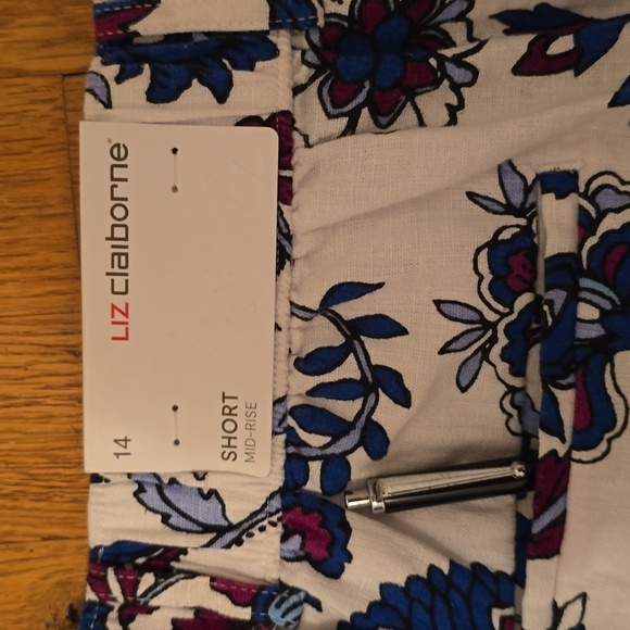 LIZ CLAIBORNE BRAND WOMEN'S PLUS SIZE WHITE AND BLUE FLORAL SHORTS SIZE 14 - Picture 8 of 14